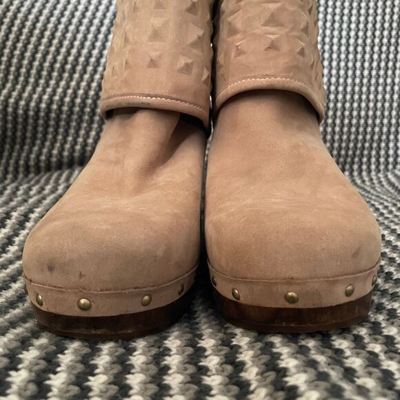New Womens UGG Lynnea Studs Fawn Edgy Stud Clog Bootie Suede  UGG Lynnea Studs clog bootie women’s shoe size 9